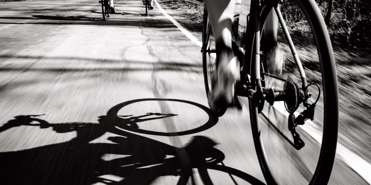 Rennrad und dessen Schatten auf der Strasse