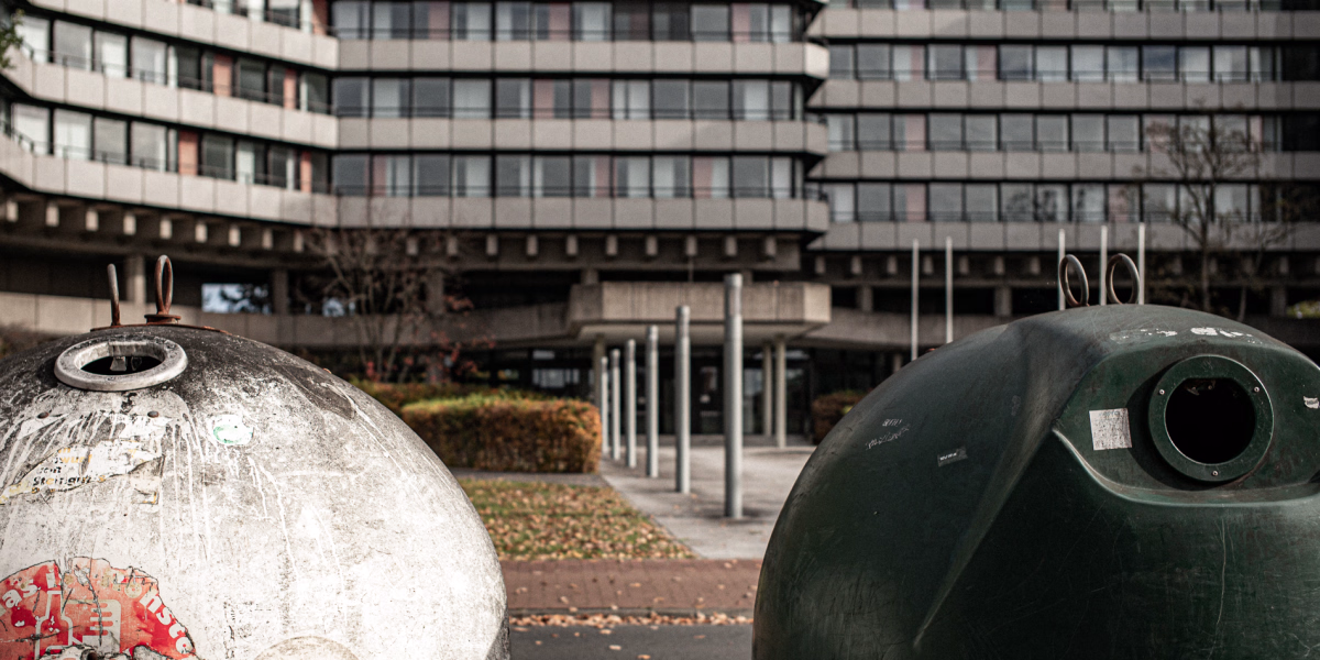 Hannover Mühlenberg -Zwei Altglascontainer und ein leeres Bürohaus
