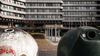 Hannover Mühlenberg -Zwei Altglascontainer und ein leeres Bürohaus