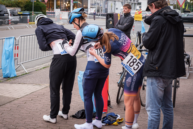 Nummerierung der Sportlerinnen eine Teamaufgabe